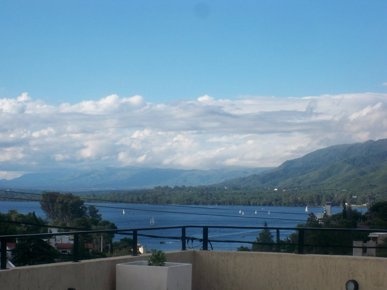 Vistas al lago y las sierras · Vista al lago San Roque · Costa Linda