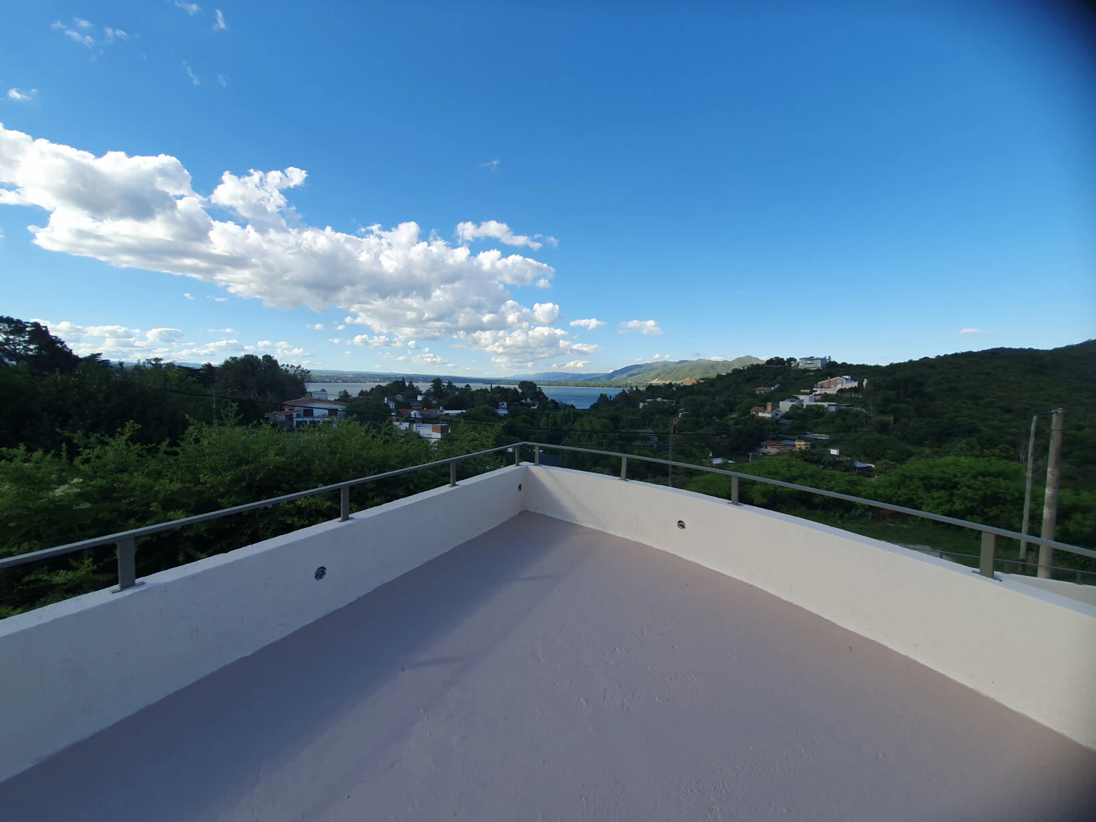 Vistas al lago y las sierras · Terraza mirador · Costa Linda