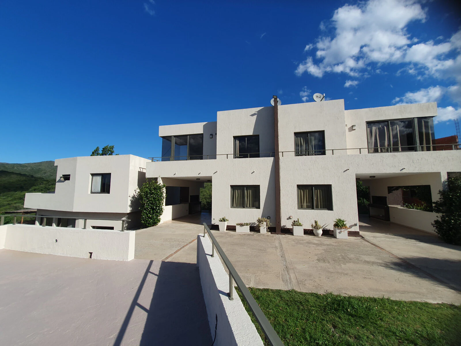 Espacios comunes y exteriores · Fachada de los departamentos · Costa Linda