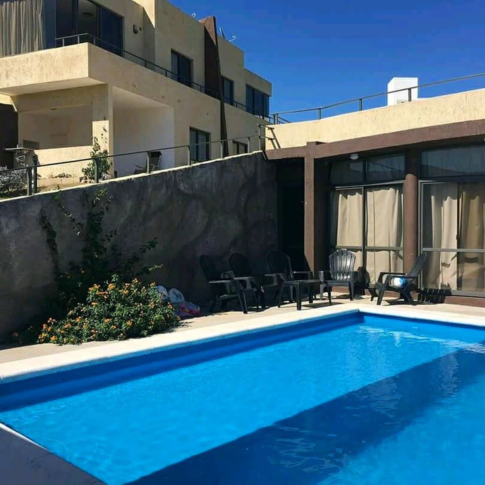 Pileta y solárium · Pileta y exterior · Costa Linda